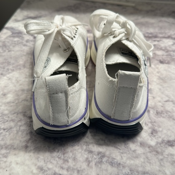White canvas shoes size 6 colored bottom - Picture 3 of 7